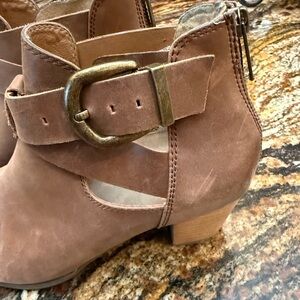 Vionic Brown Ankle Booties with Buckle. GUC